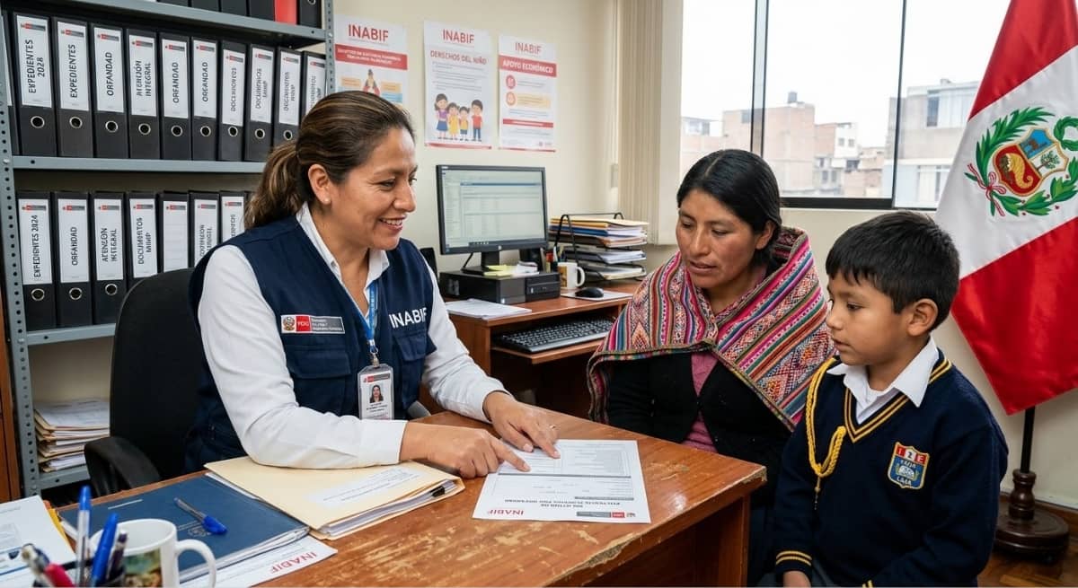 Abuela e nieto en Perú beneficiarios de la asistencia económica por orfandad del INABIF.