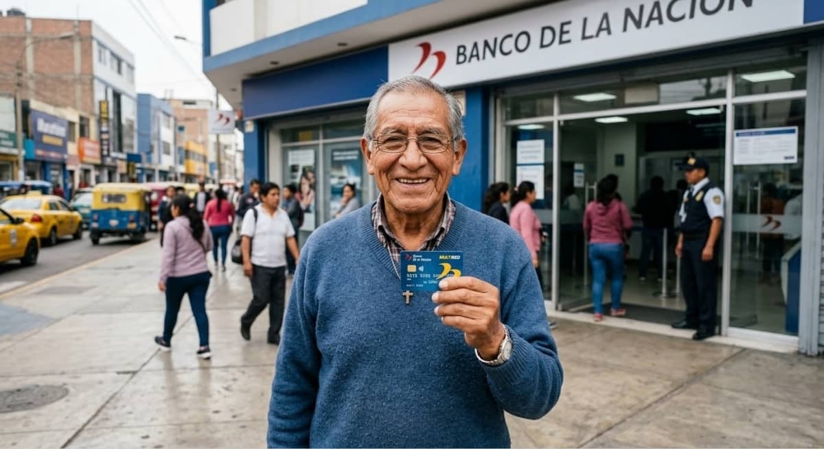 Adulto mayor peruano sonriendo tras recibir