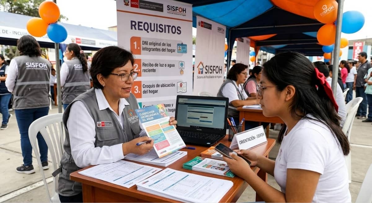 Empadronador realizando la encuesta del SISFOH en un hogar peruano para futuros bonos del Gobierno.